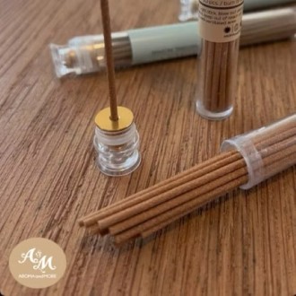 Incense Sticks- ธูปหอมซีดาร์ Cedar แบบก้าน กลิ่นหอมนุ่มอบอุ่น พลังงานบวก พร้อมฐานรองจุดธูปโลหะ ใช้งานสะดวก